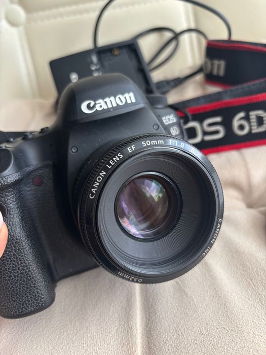 Продавам Canon EOS 6D Mark II + обектив Canon EF 50mm f/1.8 II