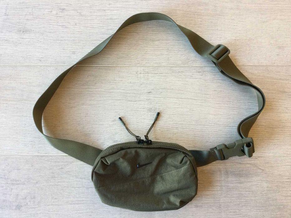 НОВА оригинална мъжка / унисекс маслено зелена чанта / crossbody bag / чантичка за кръста "банан" NIKE / Найк от САЩ