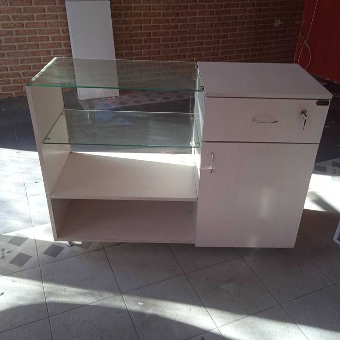 Работно бюро със стакло