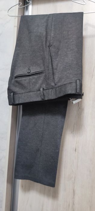 Seriy rangda kostyum, bryuk, jiket