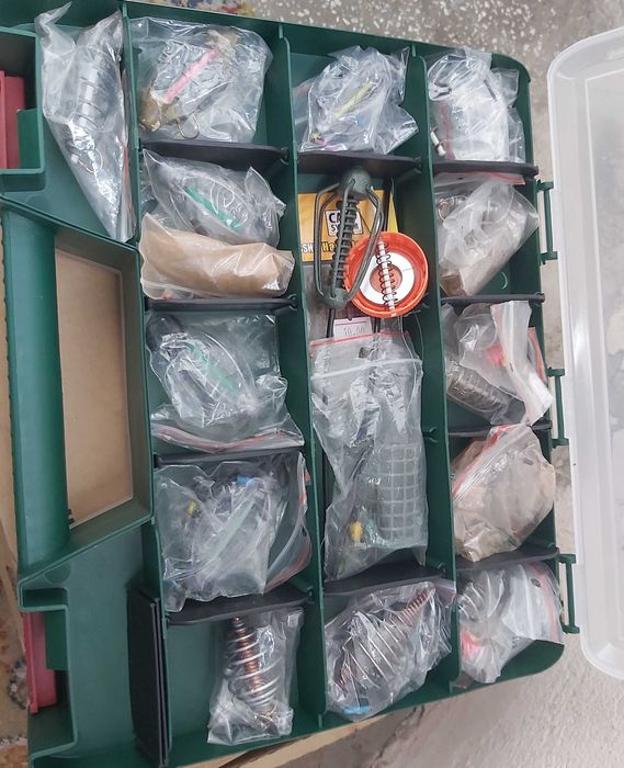 Geanta de pescuit cu compartimentare pe ambele parti plina