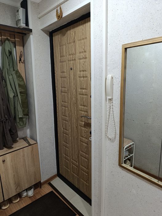 Продам двух комнатную квартиру .