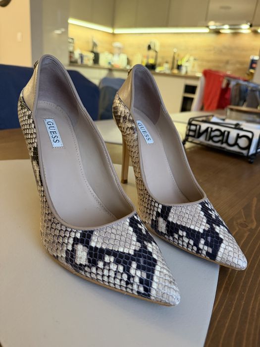 Обувки на ток Guess