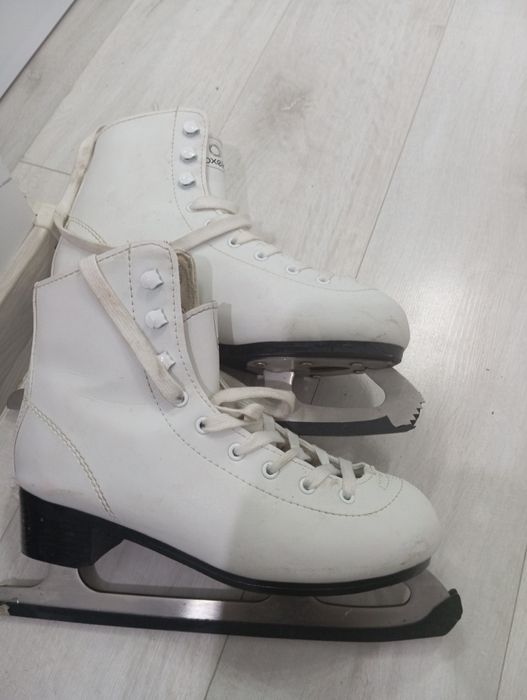 Vând patine gheață