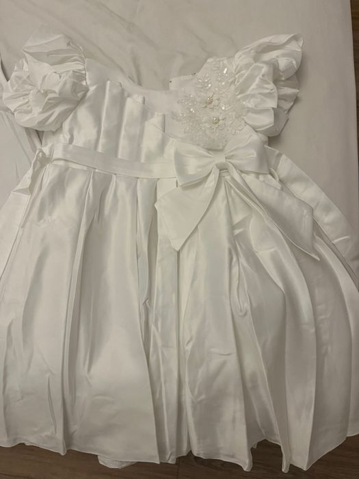 Продаю платье нарядное белое