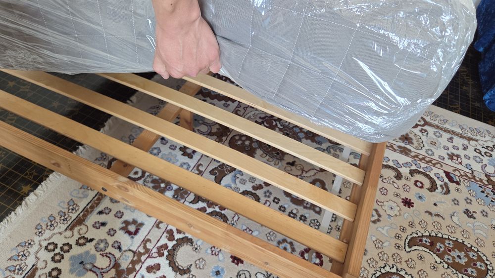 Кровать с матрасами на 120