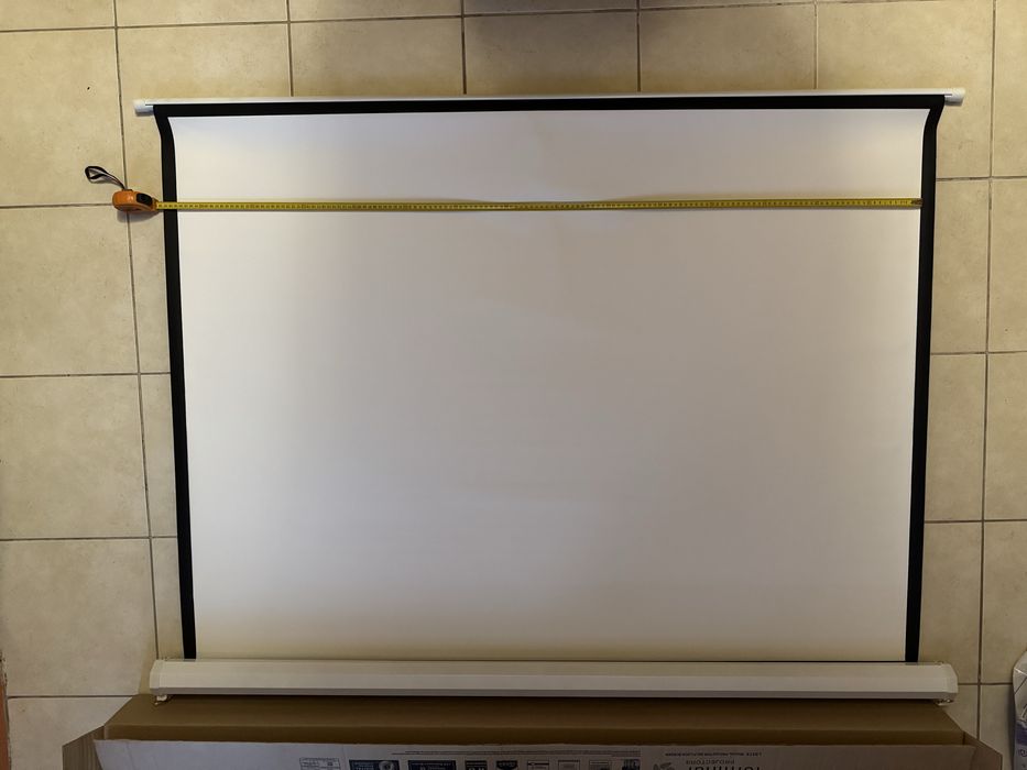 Проекторен екран Luminar