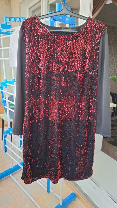 Продам платье с пайетками
