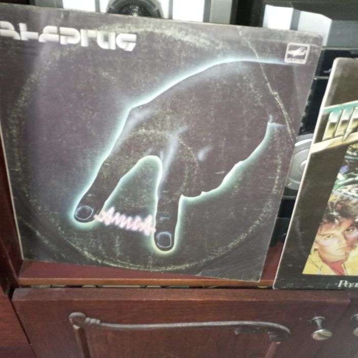 Виниловые диски и проигрыватель мелодия 103