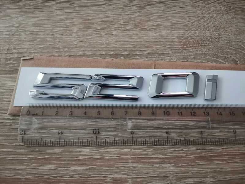 сребриста емблема BMW 520i