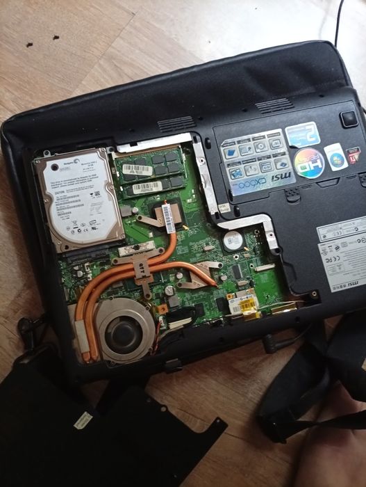 Vând laptop de piese