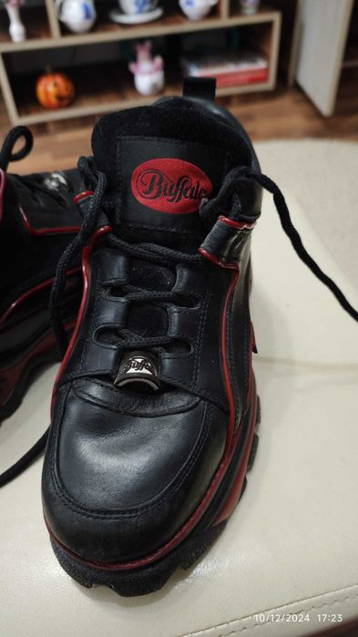 Ghete Buffalo negru cu rosu