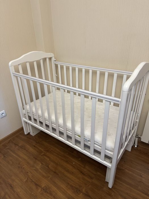 Белая детская кроватка