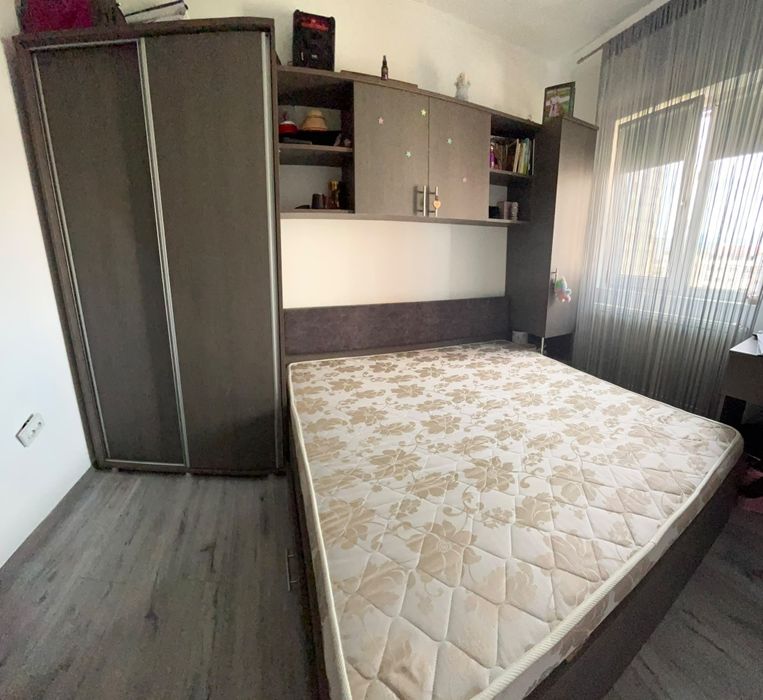 Vând dormitor cu pat pe mijloc ,dulap și două corpuri