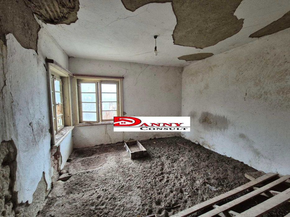 Стара къща с двор и кладенец в с. Балканци - общ. Стражица