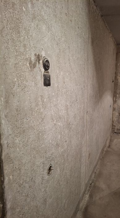 Демонтаж  штукатурки,  обоев, плитки.