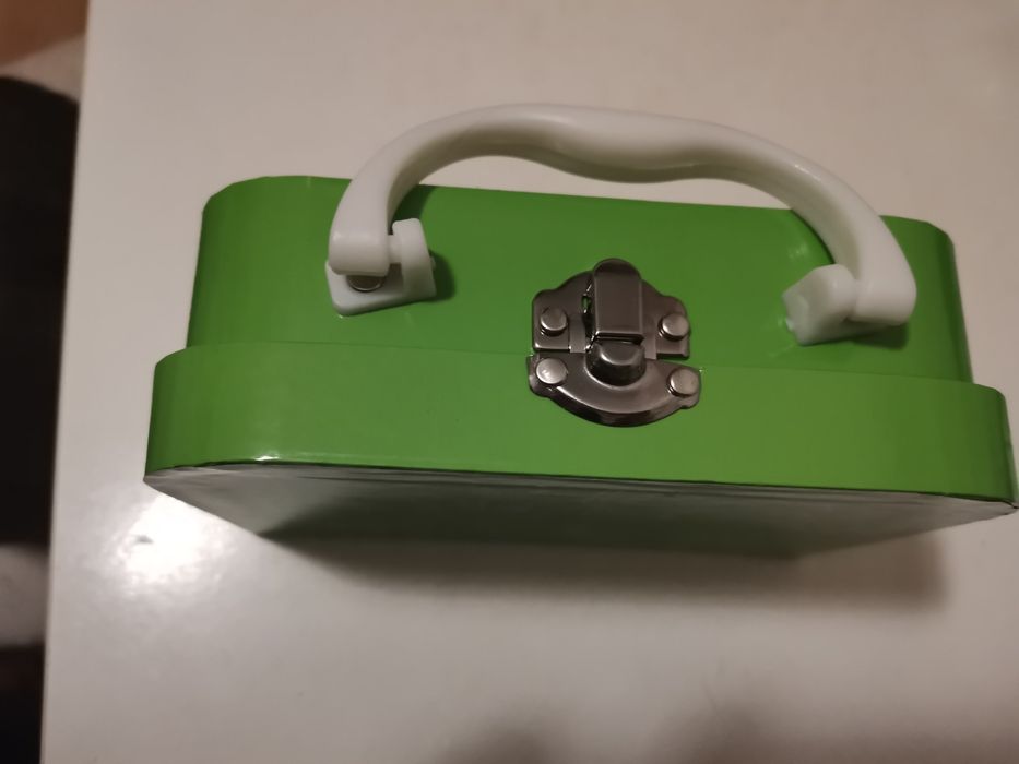 Куфарче с 4 цветни молива, тефтерче, острилка и гумичка. Нов