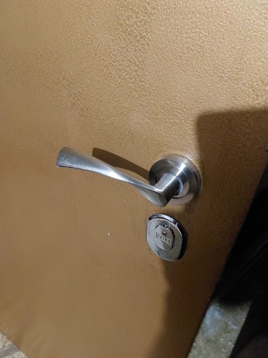 Метална входна врата