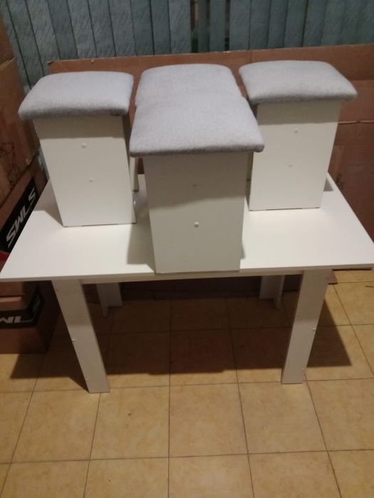 Продам кухонный стол и табуретки