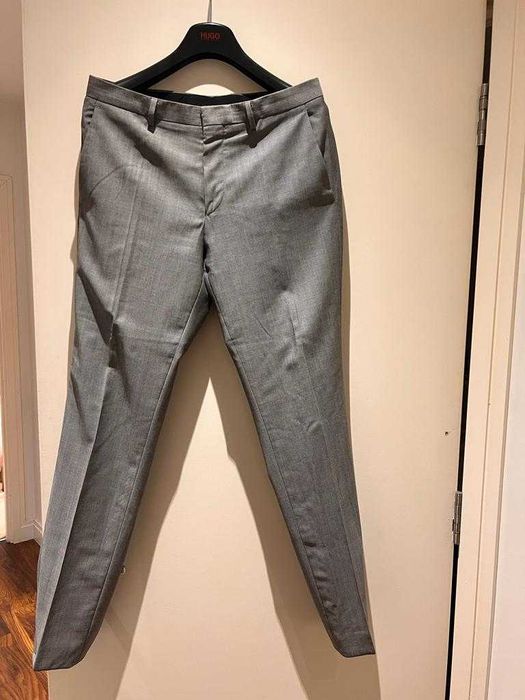 Vând costum Hugo Boss gri (ca nou, purtat o singura data), mărimea M