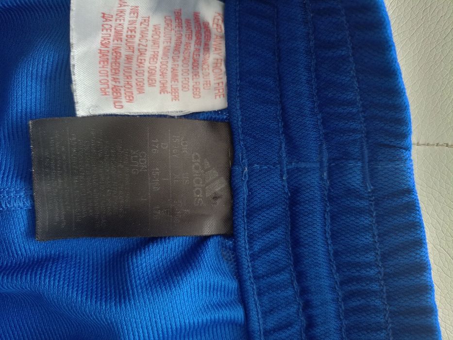 Vând bermude sport Adidas produs de calitate superioara mărimea L.