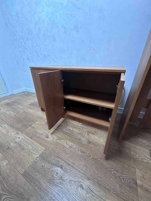 Шкаф, состоит из вешалки, тумбы и шкафа