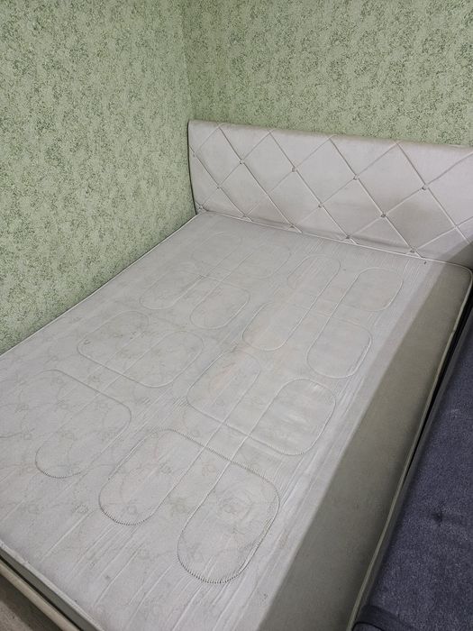 двуспальная кровать с матрасом.