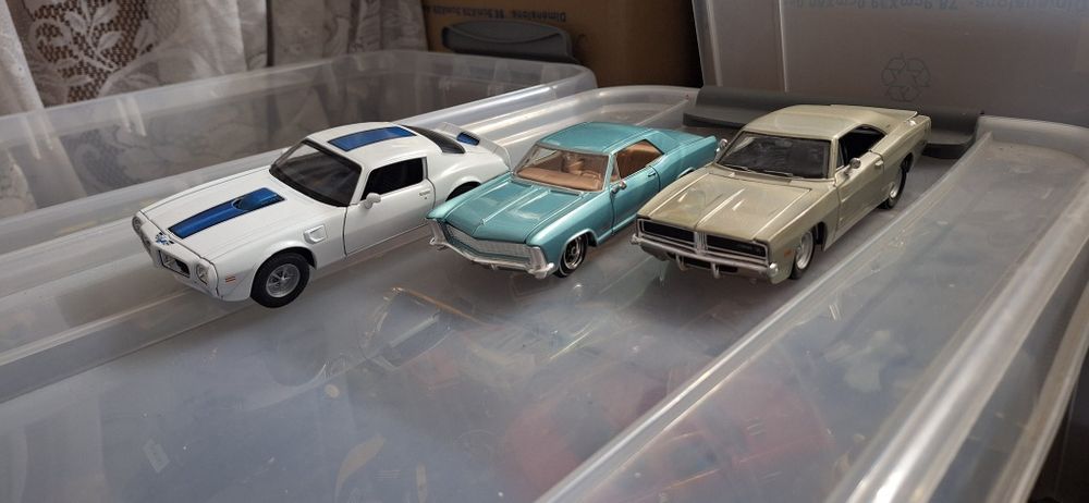 Метални колички 1:24