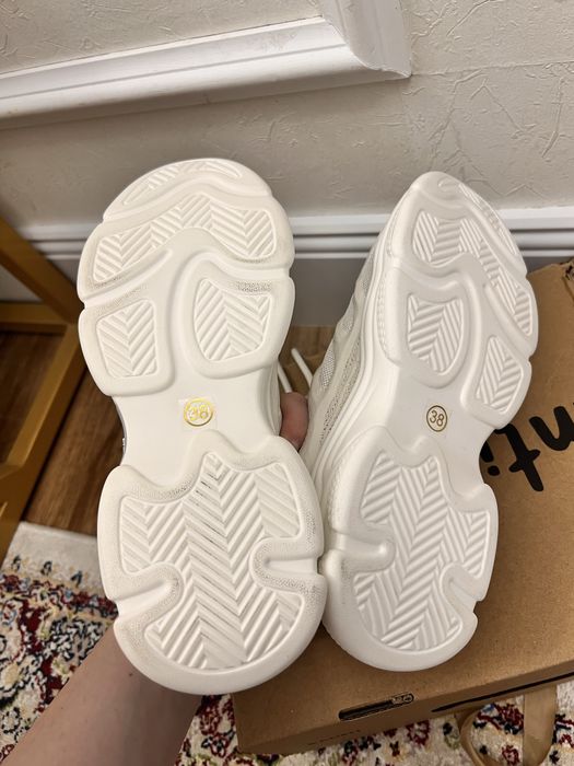 Новые кожаные белые кроссовки в 38 размере