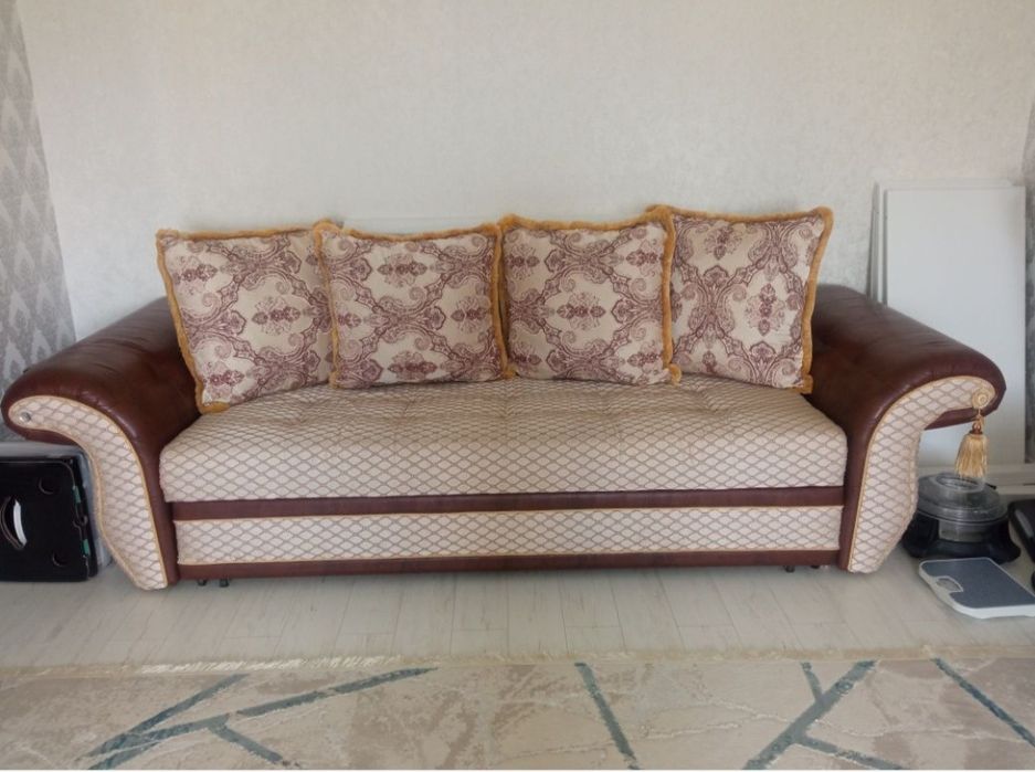 Диван с подушками