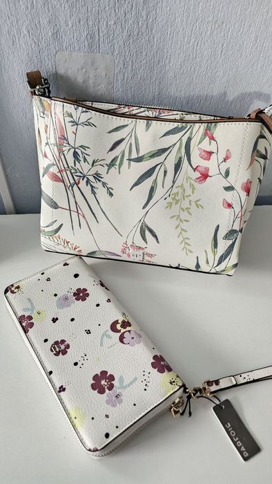 Нови Чанта и портмоне Parfoi на половин цена