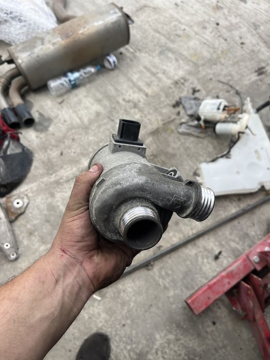 Водна помпа бмв ф30 ф31 328и м4 bmw f30 f31 f10 528i 328i m3 m4 f8