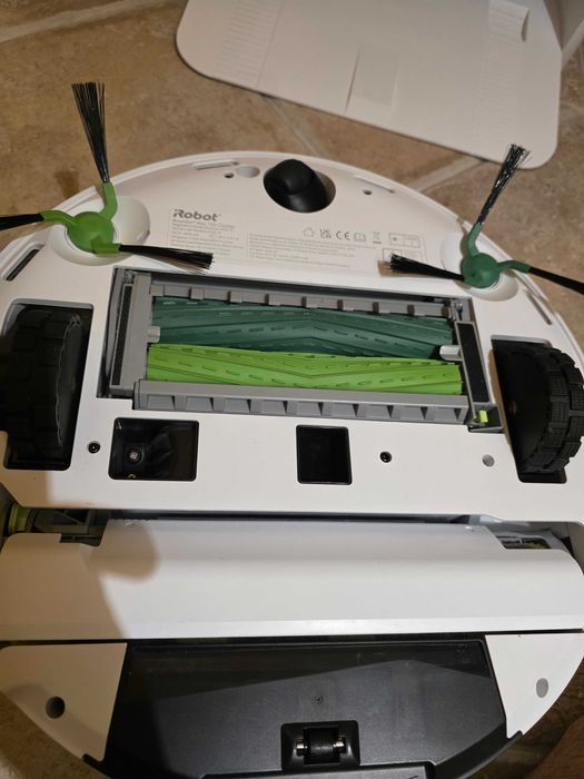 Бяла прахосмукачка робот iRobot Roomba Max 705 Combo + AutoWash Dock с докинг станция за сухо и мокро почистване, бял