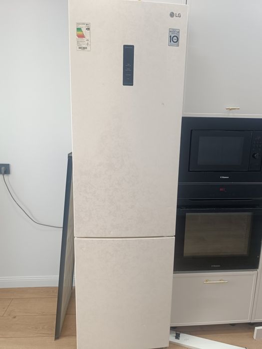 Холодильник LG в идеальном состоянии