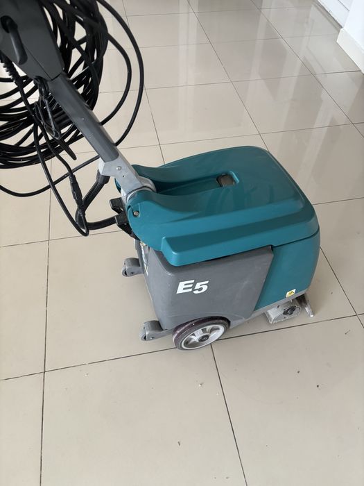 Aspirator TENNANT PROFESIONAL  cu Spalare  mocheta