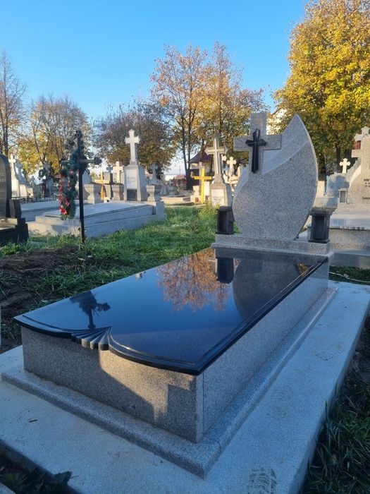 Vând monumente funerare