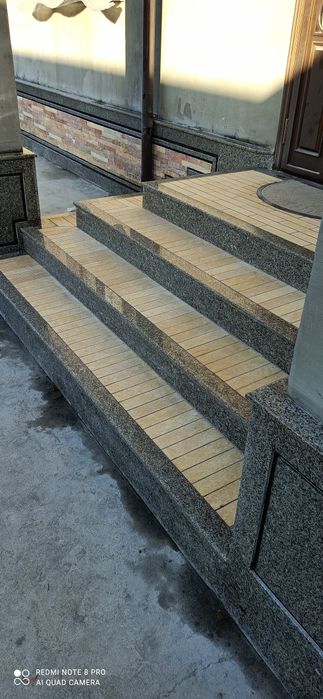 Облицовка цоколя мрамор корка