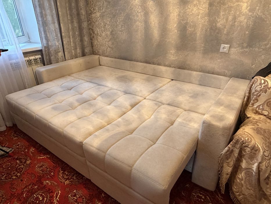 Продам диван в светлом цвете