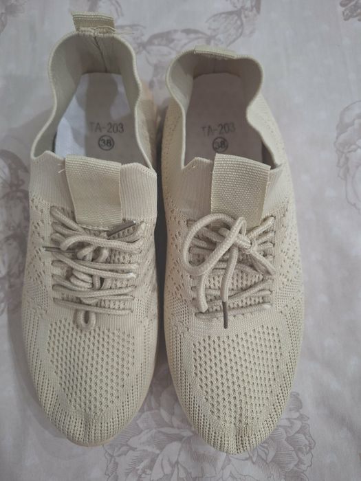 Спортни обувки- еластични