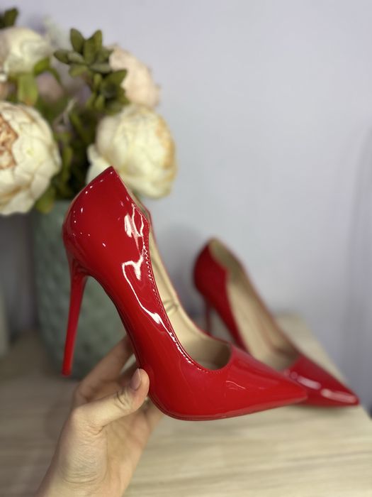 Червени обувки на висок ток