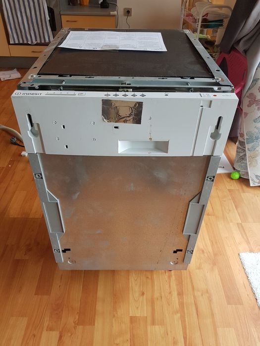 Съдомиялня Indesit за вграждане работеща