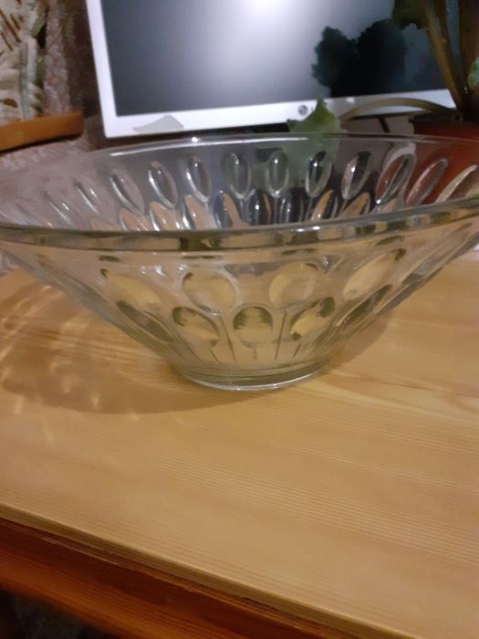 Продам вазы, салатницы.