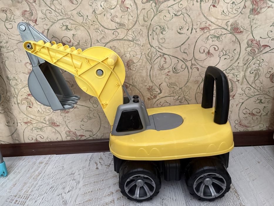 Продам детскую машинку-экскаватор (толокар)