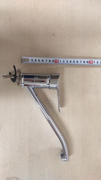 Нов смесител за вода за кухня или баня.