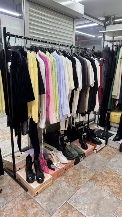 Бутик с товаром в центре города