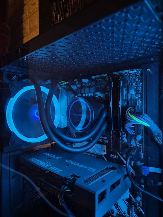 PC Gaming Negociabil | RTX 3050 8GB | i5 9600K | 32GB RAM | Răcire Lichid