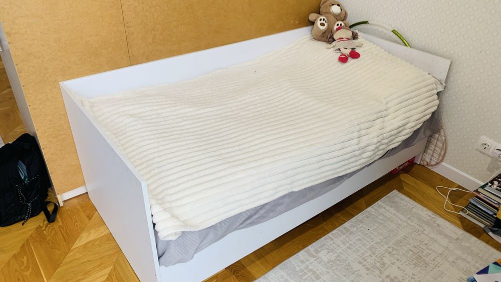 Продам кровать с ортопедическим матрассом.