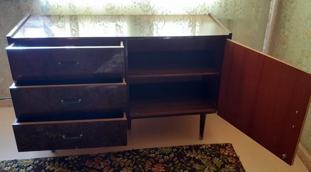 Тумбочка полированная