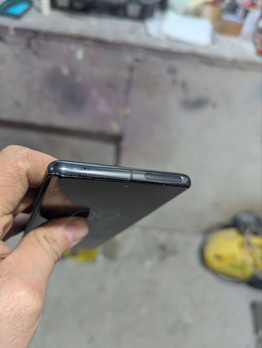 Google Pixel 7 pro (петно возле индикатора антенны)