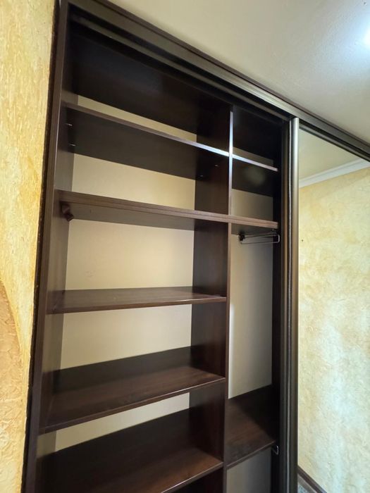 Зеркальный  шкаф